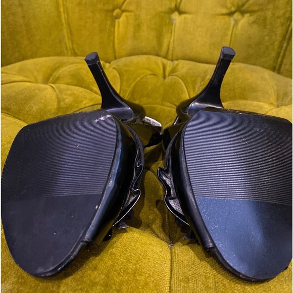 Shiny ruffle bow kitten heels. Size 10 - Picture 4 of 10